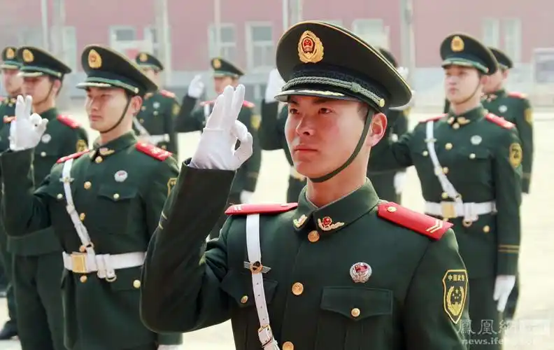 方针,政策和相关的法律法规,掌握警卫业务,组织指挥,部队管理等方面的