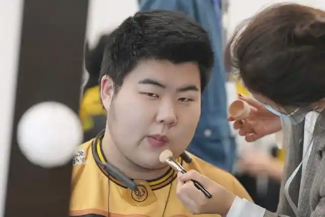 刺痛沦为二路流选手跟小胖地位没得比网友却直言rngm最菜