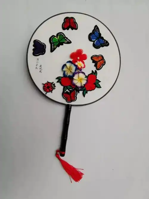 晓港湾小学这些扇子中有鸟语花香充满了诗情画意