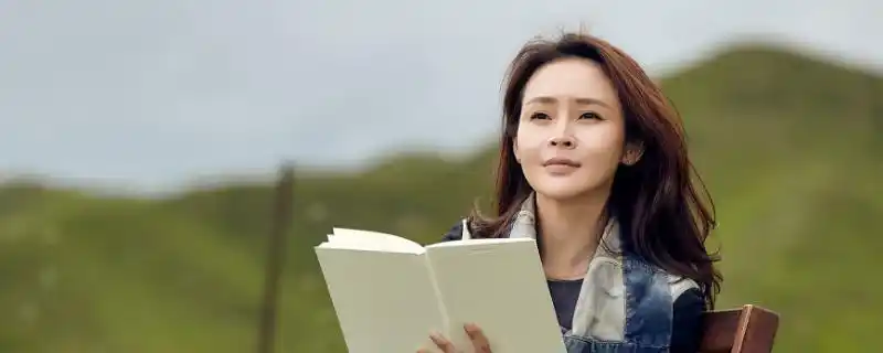 门第里小贝与马小龙是什么关系