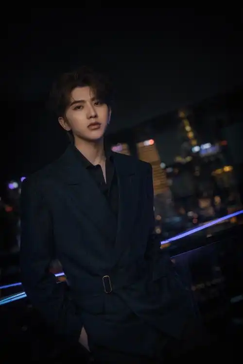 蔡徐坤条纹西装矜贵优雅写真图片23