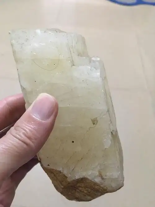 有那位朋友知道什么是天然晶体,我有一种白色的透明石头,求高人指点!