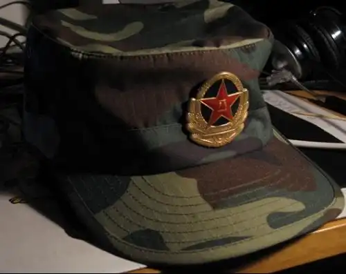 为什么解放军头盔作训服帽徽变成了金黄色如图原来不是红星吗求专业