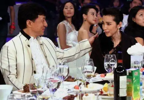 李冰冰范冰冰捧场成龙生日宴,她俩和成龙关系为何这么铁