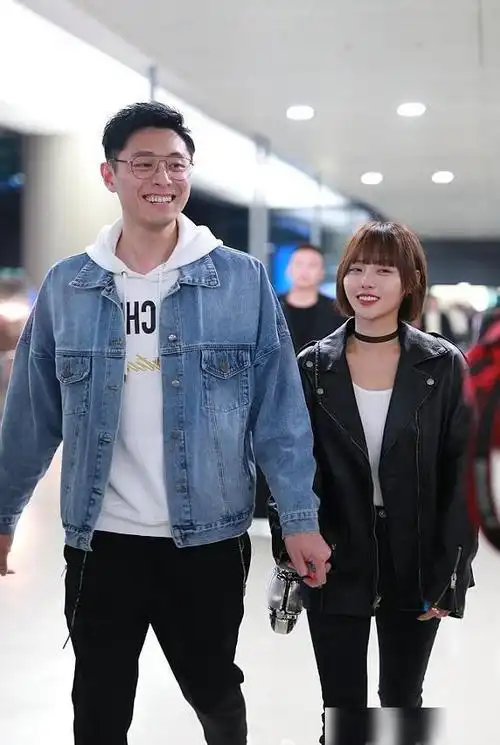 张嘉倪携丈夫买超走机场剪波波头少女减龄24cm身高差太抢镜