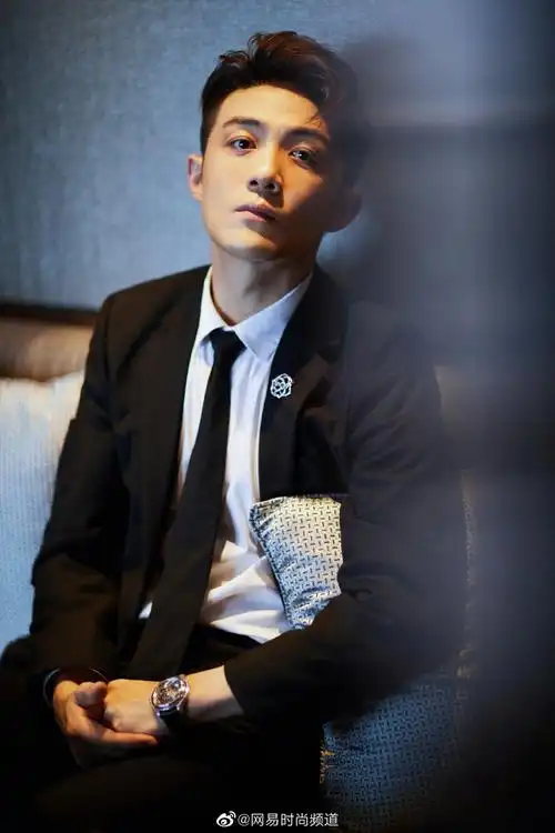 演员李泽锋今日以一身黑色西装出席#白玉兰颁奖典礼#,沉稳又不失大气