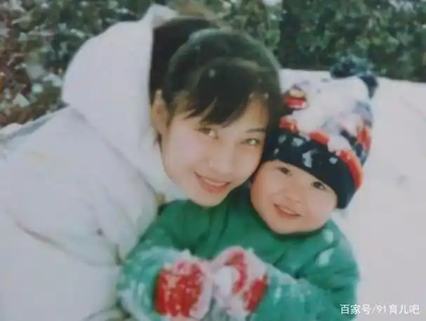 王一博全家颜值都很高,姐姐像韩剧女主角,妈妈年轻时更漂亮