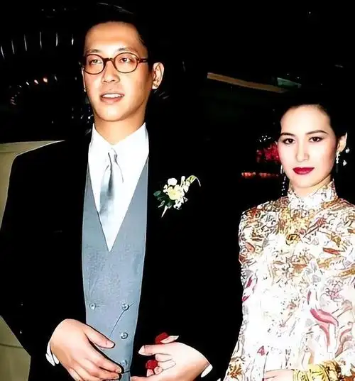 赌王之女何超琼有12个姊妹,为何独宠何超莲,看完照片你就明白了