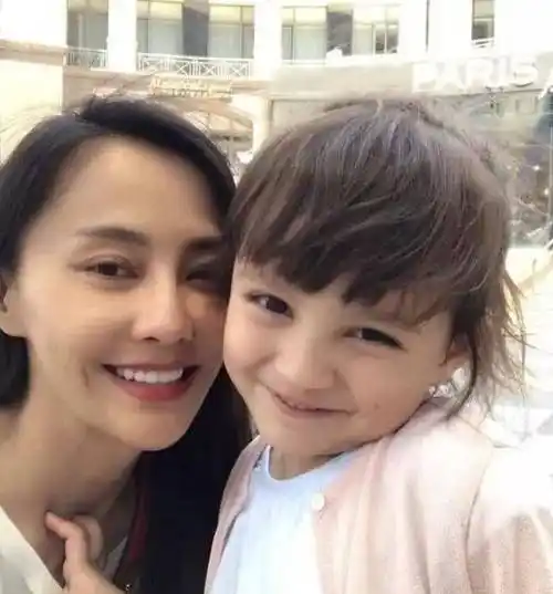 马雅舒继女已成年,个子高挑如父亲,打扮时尚靓丽_阿迪雅_米雅_成长