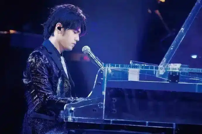 周杰伦送女儿音乐考试被老师点名表扬自称家庭地位提高超得意