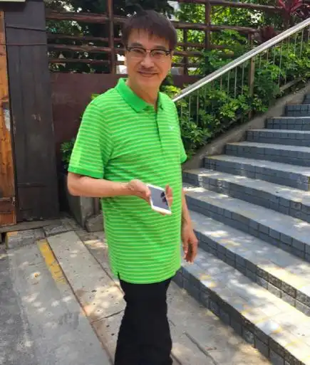 67岁吴孟达近况罕曝光 四肢纤细肚子浑圆精神好