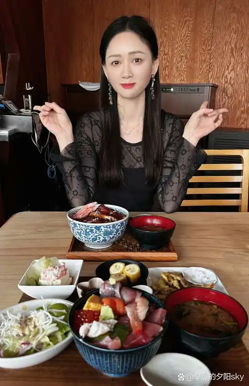 话说,前阵子有网友在街头偶遇了陈乔恩