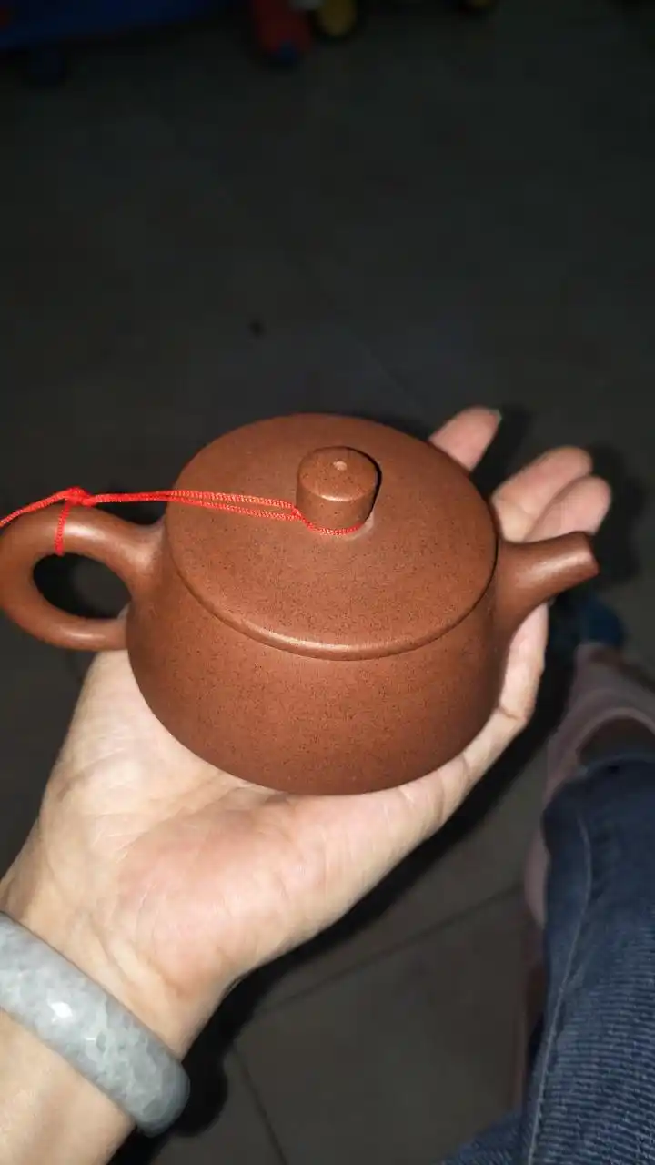 别人送的庞红亮紫砂壶一个,不知是真是假.