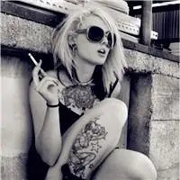 伤心的人抽着寂寞的烟,伤感中带着一点霸气范儿-黑白头像