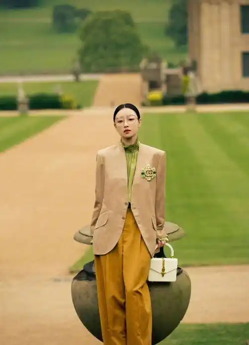 倪妮黑裙配红妆太美!一排锁骨抢镜,平胸却有韵味_白色_时尚_裙子