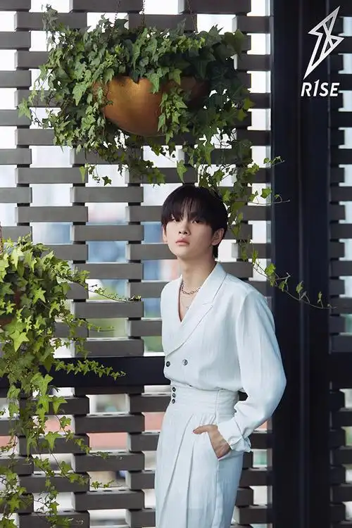 r1se队长周震南出席品牌活动 时尚穿搭凸显夏日清新