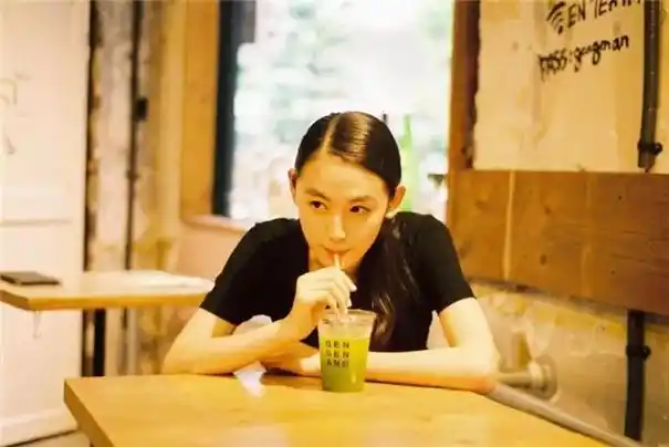 事实证明喜欢喝奶茶的女生都很会拍照