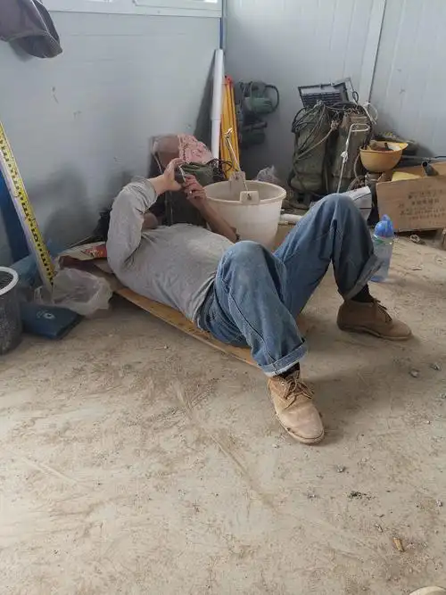 劳累休息的工人