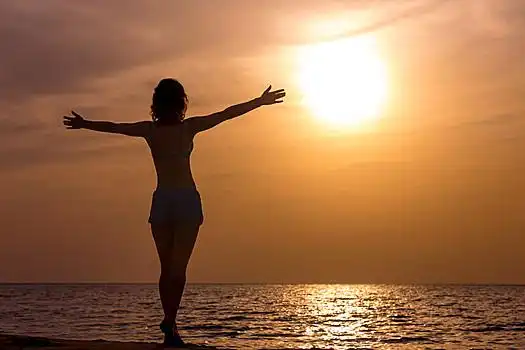 无限,背面视角,年轻,高兴,女人,站立,海上,岸边,伸展,手臂,晒太阳