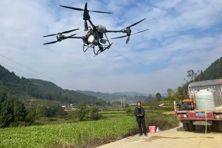 贵州务川:无人机喷洒农药 科技助农提质增效_央广网