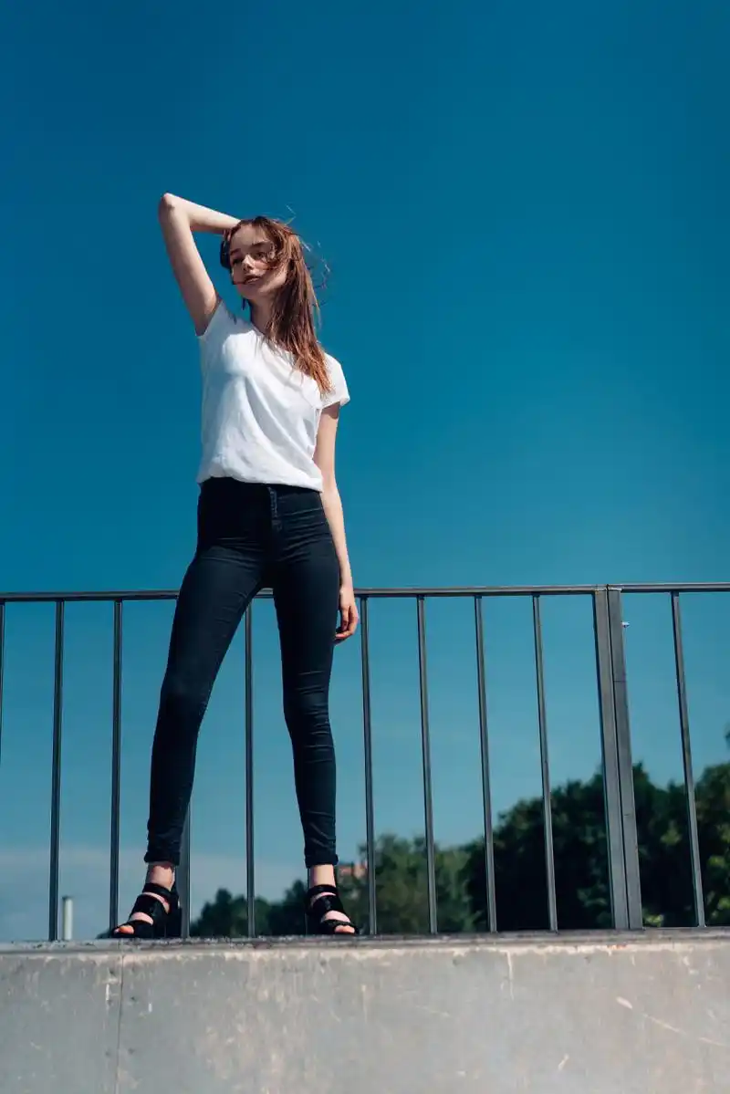 十个简单站立拍照姿势.