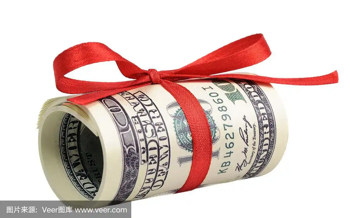 一捆用红丝带捆着的一百美元钞票.美元孤立在白色背景上