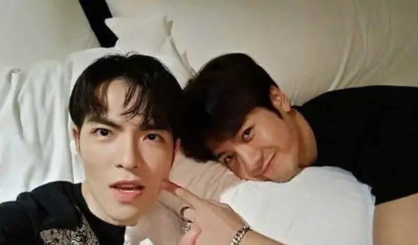 萧敬腾与王嘉尔差点亲上白敬亭吃醋摔笔糊综成就真友谊