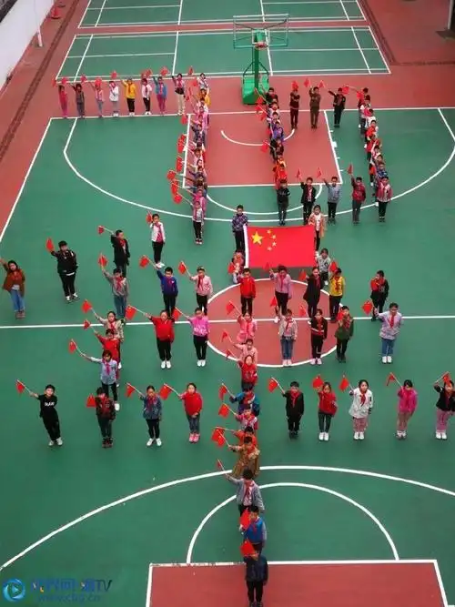 城口县修齐一小学生摆成"中国"和心形的队形,庆祝新中国成立70周年.