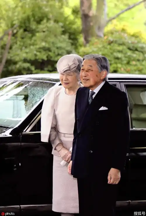 日本天皇夫妇举杯饮酒 "平成"将尽民众放10天假