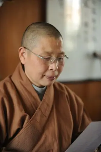 出家后,谨遵"以华严为宗,戒律为行,净土为归"的修学宗旨.