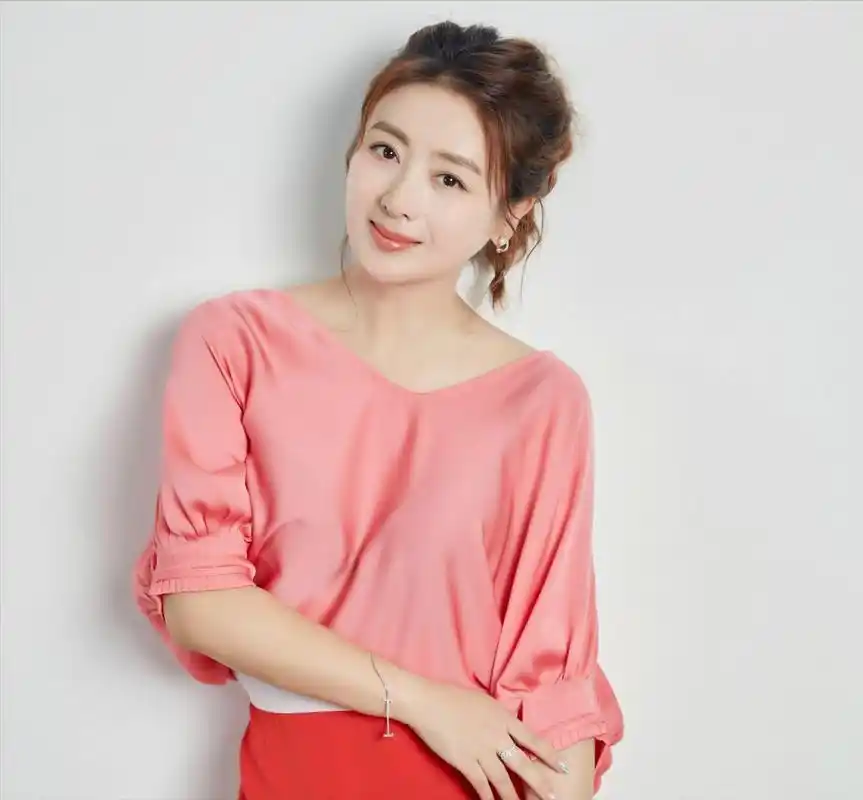 李琳:从巅峰到谷底,再到逆袭的人生 李琳,出道即巅峰的演员,靠着一部