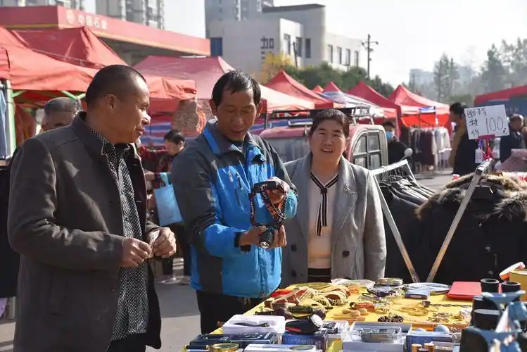 河南汝州繁荣市场经济促进商贸流通物资交流大会让群众过足赶集瘾