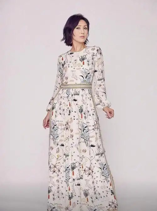 杨千嬅头发变紫色后更敢穿穿抹胸深v领连体裤亮相气质惊艳