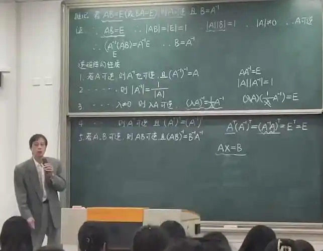 高校老师坚持穿正装上课手写板书清晰工整中世纪贵公子般儒雅