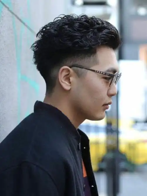 男士发型新风尚:两侧铲短头顶烫卷卷|卷发|脸型|时尚品味_网易订阅