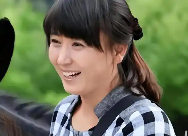 2001年,赵本山拍摄了《刘老根》电视剧,闫学晶就出演了其中的角色"