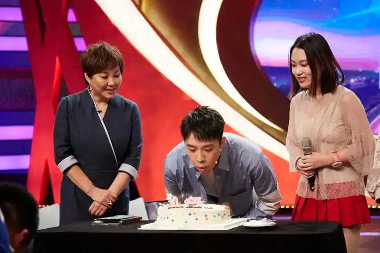 俞灏明谈演反派被骂父亲的信戳泪点节目组现场为俞灏明庆生1