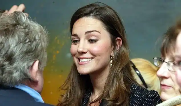 凯特被介绍给前阿森纳和曼城球员尼尔·奎因,流行乐队"颤栗".