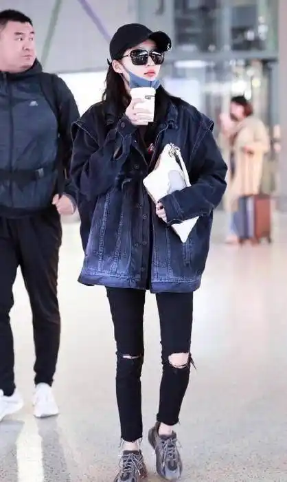 原创关晓彤最新机场照牛仔背心牛仔裤运动休闲22岁肤白红唇太惊艳