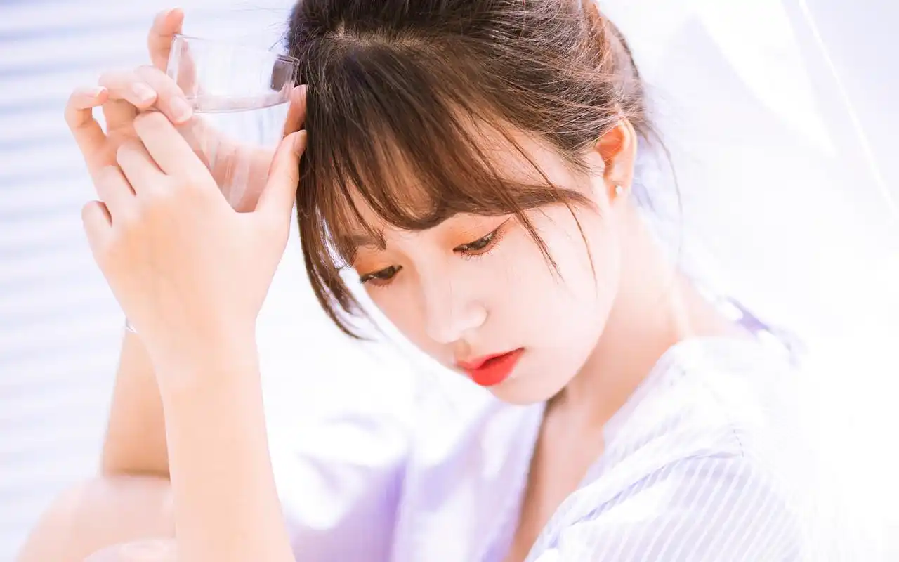 小清新白皙日系文艺美女唯美高清桌面壁纸