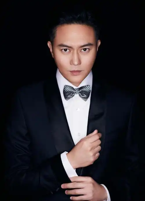 最先晒出的是老公张智霖的帅照,照片中身穿黑色小西装套装的张智霖