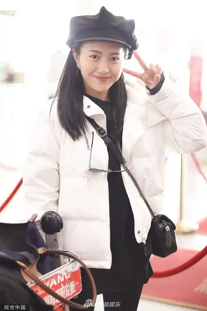 包文婧素颜搭机皮肤超好 对镜比耶甜笑少女感十足