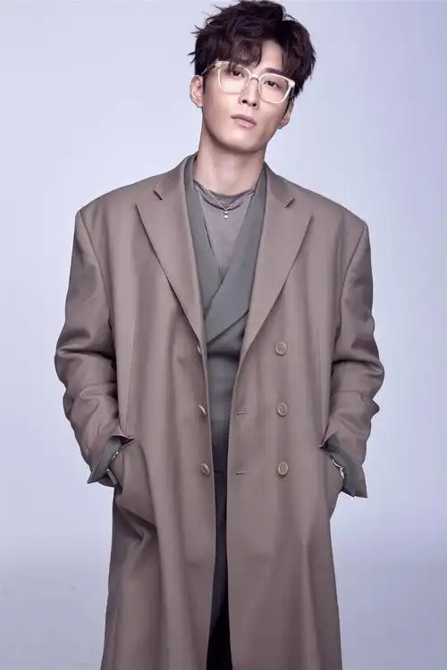 近日,窦骁曝光了一组秋日时尚大片,镜头下的他面容清冷,神情专注,澄澈