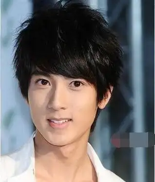 自来卷男生适合发型短发吗(自来卷男生适合发型 专业发型师这样给的