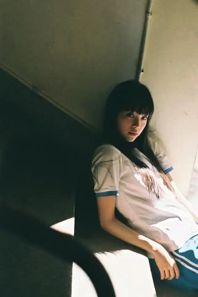 欧阳娜娜校服写真照曝光长发齐刘海清纯甜美直击宅男心