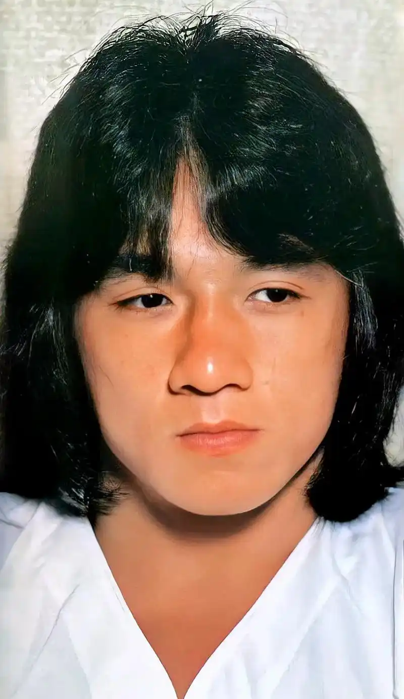 找张年轻时的照片配上炙热的歌 #成龙 回首从前的大哥好帅! - 兑趑