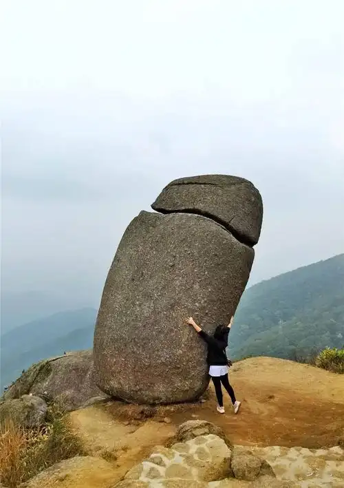 据说龙门南岸村这大石头是神仙赶来的?背后故事谁知道?_李伶子