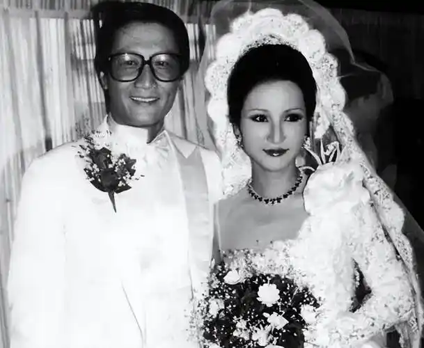 1971年,甄珍与香港影星谢贤相识,两人因合作电影《缇萦》而结缘.