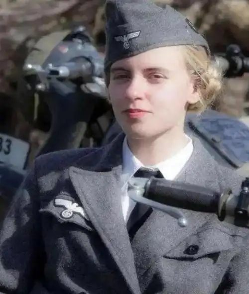 我们注意到她的服装并不是传统意义上的德军军服,其实二战德军中并没