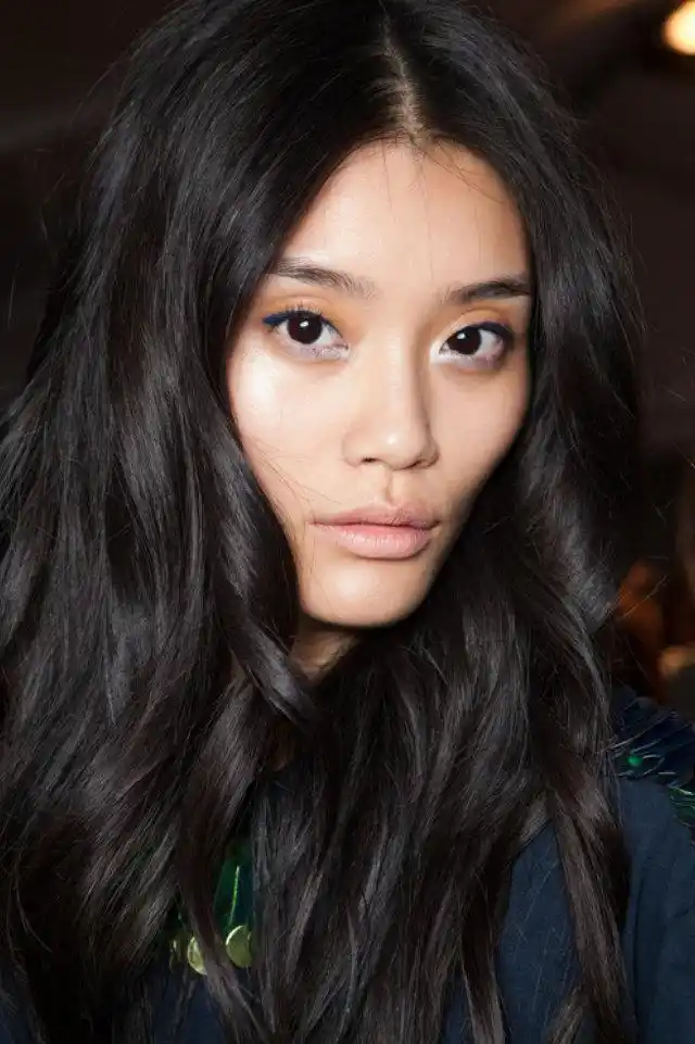 阔太奚梦瑶早期照片曝光,国际超模脸棱角分明,瘦骨嶙峋成纸片人